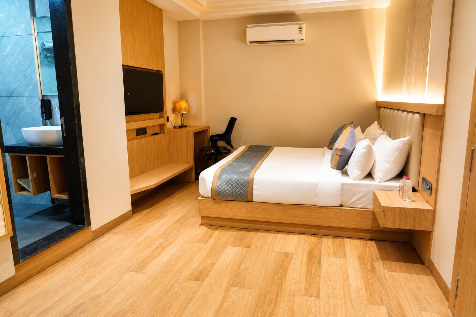 Deluxe Room with Attached Bathroom
